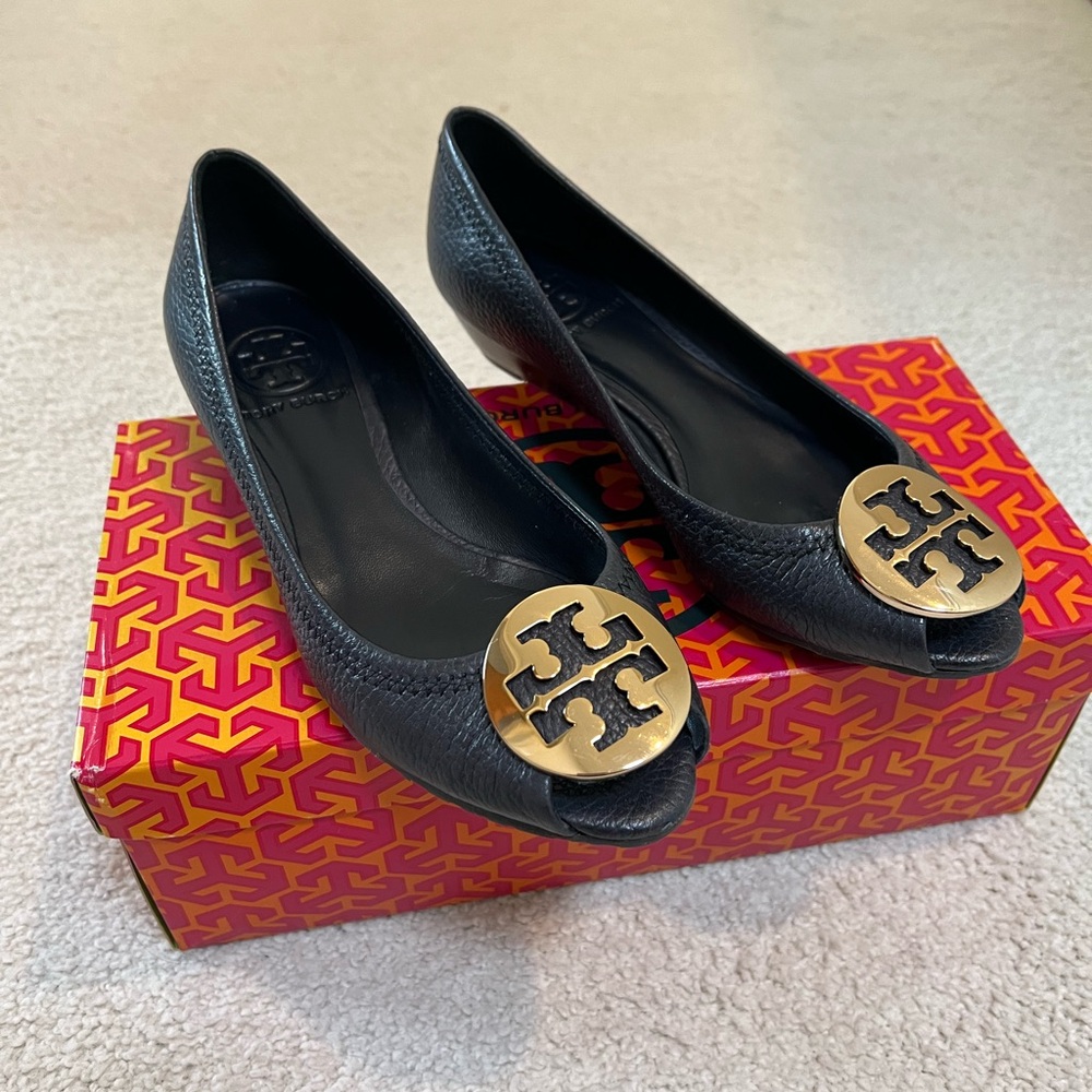 New Tory Burch Kitty Metal Logo Wedge